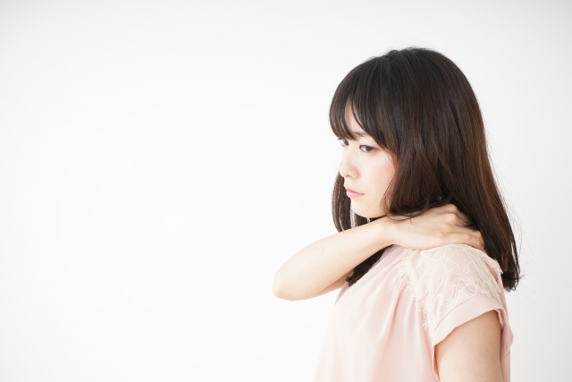 肩こりの辛い症状に悩む女性
