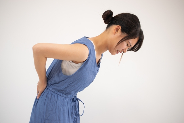 腰痛の辛い症状で生活に支障が出て悩む女性