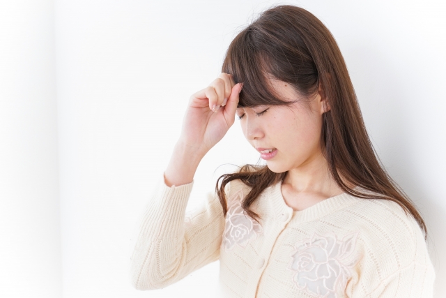 頭痛の辛い症状で生活に支障が出て悩む女性